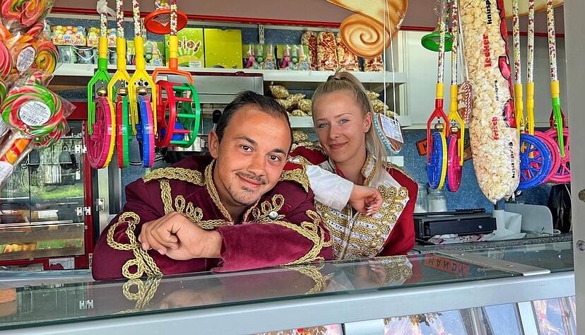 Diego Bügler und Siena Matrusch gastieren derzeit mit dem Circus Enrico auf dem Hof Schrezenmaier in Bad Rappenau. Mit Akrobatik und Süßem.
Fotos: Ulrike Plapp-Schirmer Diego Bügler und Siena Matrusch gastieren derzeit mit dem Circus Enrico auf dem Hof Schrezenmaier in Bad Rappenau. Mit Akrobatik und Süßem.
Fotos: Ulrike Plapp-Schirmer