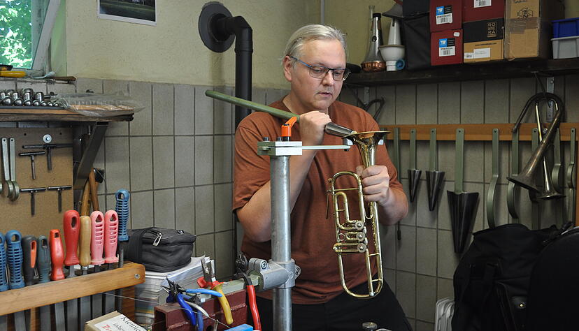 Aus der Werkstatt auf die Bühne: Michael Zinßer repariert den Schalltrichter einer Trompete. Über 1000 Instrumente hat er bereits wieder instand gesetzt.