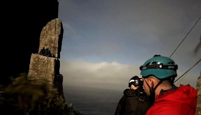 Mit Seilen wurde das Kletter-Duo nach mehreren fehlgeschlagenen Rettungsversuchen schlie&szlig;lich in Sicherheit gebracht.