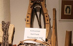 Im Schaufenster: das patentierte Kuhkummet des Firmengründers