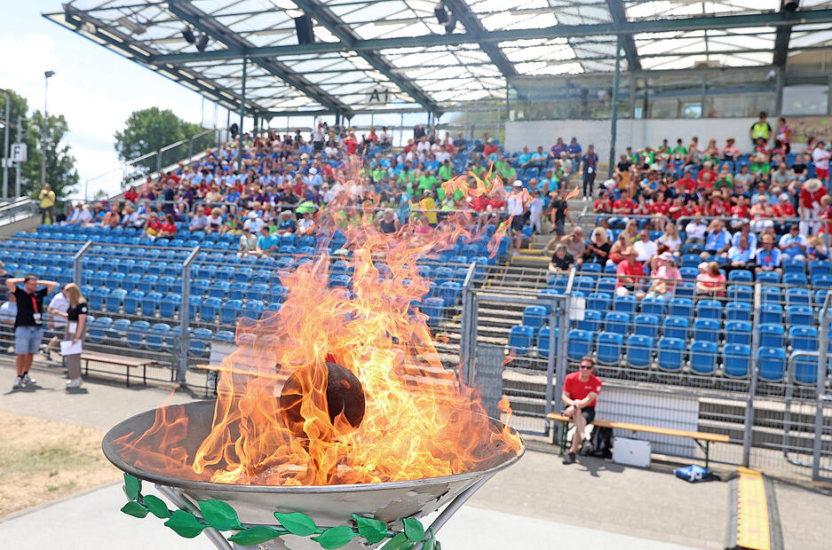 Mit Feuer und Herz: Die Special Olympics in Heilbronn enden mit einer feierlichen Zeremonie und gro&szlig;em Gemeinschaftsgef&uuml;hl.