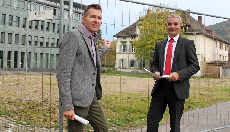 Ich will hier rein: Stefan Neumann und Christian Neudeck können es kaum erwarten, dass auf dem Areal gebaut wird. Im Hintergrund die Villa Schwab. 
Foto: Thomas Zimmermann