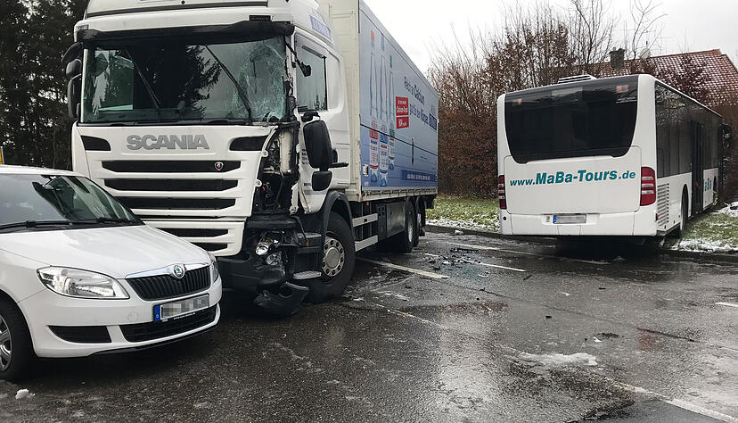 Nach einem Unfall kommt es in Unterheinriet zu Verkehrsbehinderungen. Foto: Klug Nach einem Unfall kommt es in Unterheinriet zu Verkehrsbehinderungen. Foto: Klug