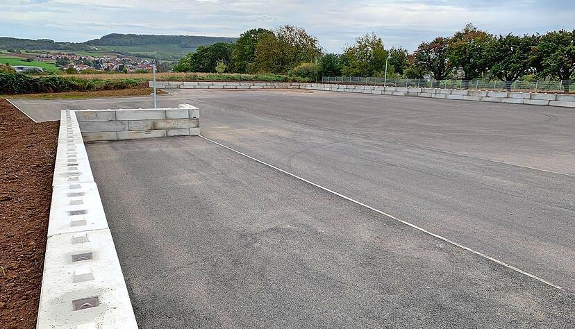Die neue Anlieferungsfl&auml;che f&uuml;r Reisig (rechts) und Gr&uuml;ngut (links) auf dem neuen Platz in Scheppach, der am 8. Oktober er&ouml;ffnet wird.
Foto: privat