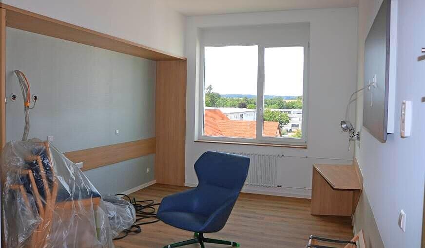 Dieses Einzelzimmer auf der Wahlleistungsstation wird hochwertig eingerichtet. Auf Stock zwei dominieren Doppelzimmer.