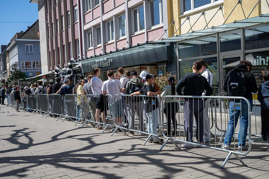 Gegen 13 Uhr betr&auml;gt die Wartezeit circa eine Stunde.