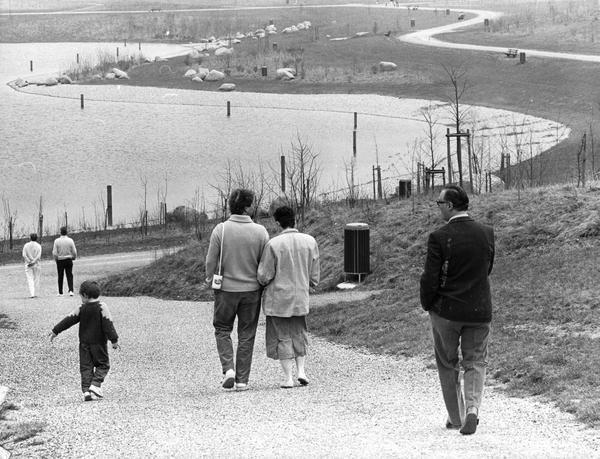 10.4.1986 - Wochenendspaziergang am neuen See. Noch führt der Breitenauer See zu wenig Wasser, die Einweihung muss deshalb auf eine späteren Zeitpunkt verschoben werden. 10.4.1986 - Wochenendspaziergang am neuen See. Noch führt der Breitenauer See zu wenig Wasser, die Einweihung muss deshalb auf eine späteren Zeitpunkt verschoben werden.
