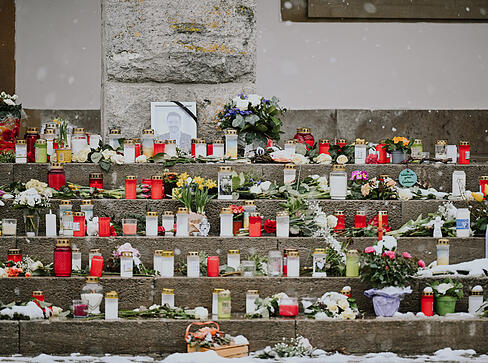 Blumen und Kerzen liegen vor dem Rathaus in Gerabronn (Landkreis Schw&auml;bisch Hall) &ndash; in Gedenken an den verstorbenen B&uuml;rgermeister Christian Mauch.