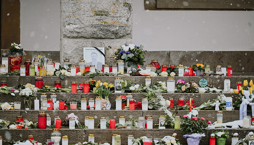 Blumen und Kerzen liegen vor dem Rathaus in Gerabronn (Landkreis Schwäbisch Hall) – in Gedenken an den verstorbenen Bürgermeister Christian Mauch. Blumen und Kerzen liegen vor dem Rathaus in Gerabronn (Landkreis Schwäbisch Hall) – in Gedenken an den verstorbenen Bürgermeister Christian Mauch.