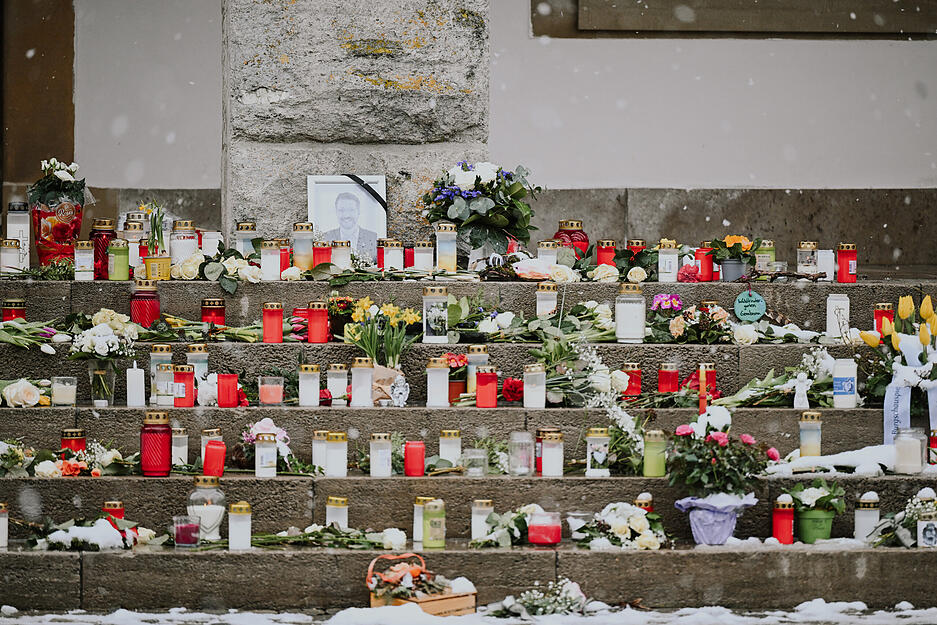 Blumen und Kerzen liegen vor dem Rathaus in Gerabronn (Landkreis Schwäbisch Hall) – in Gedenken an den verstorbenen Bürgermeister Christian Mauch. Blumen und Kerzen liegen vor dem Rathaus in Gerabronn (Landkreis Schwäbisch Hall) – in Gedenken an den verstorbenen Bürgermeister Christian Mauch.