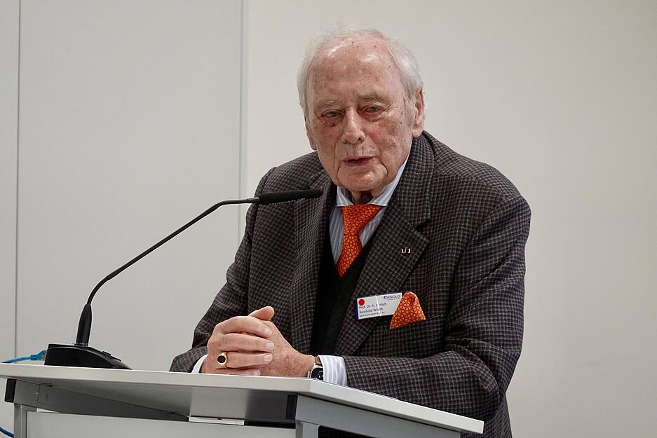 Reinhold Würth bei der Einweihung des neuen Gebäudes von Arnold Umformtechnik in Forchtenberg. Reinhold Würth bei der Einweihung des neuen Gebäudes von Arnold Umformtechnik in Forchtenberg.