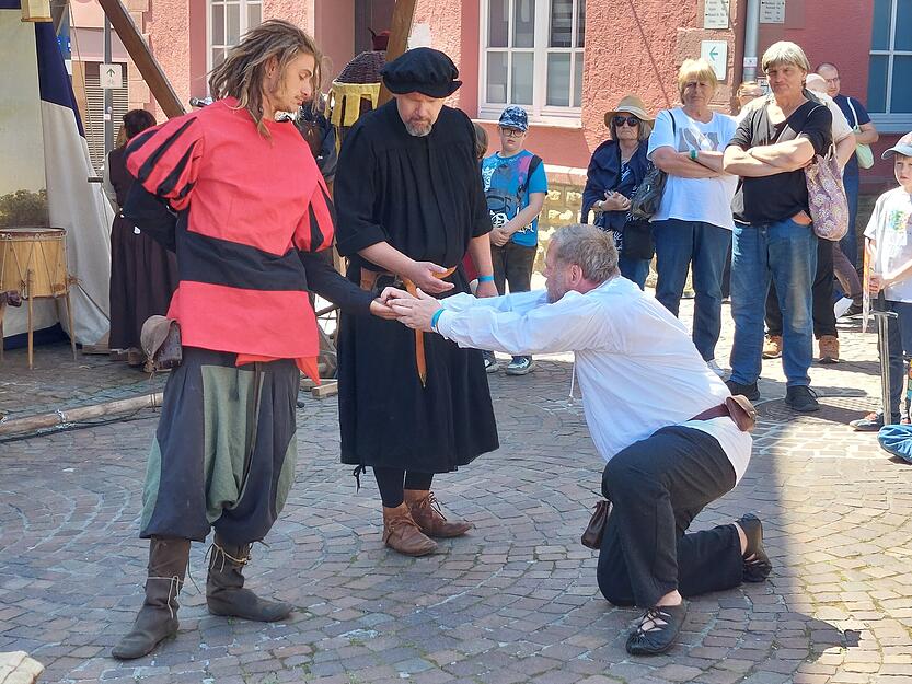 Auf dem Mittelaltermarkt in M&ouml;ckm&uuml;hl werden den Besuchern Schauspieleinlagen geboten.