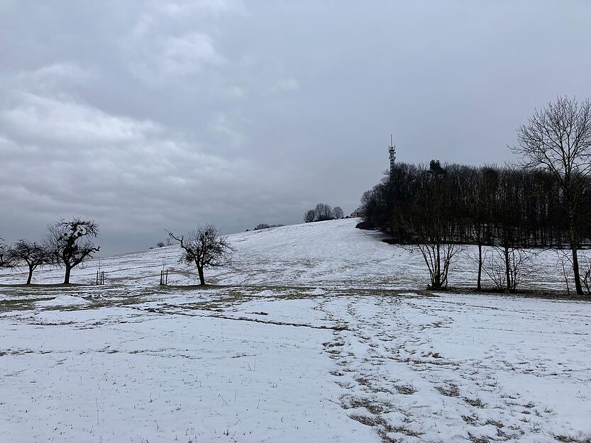 Winterwetter auf dem Stocksberg in Beilstein: Am Montagvormittag war hier trotz erneutem Wintereinbruch noch nichts los. Unter dem Neuschnee lag eine dicke Schicht Eis.