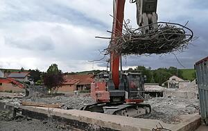 Es steht keine Wand mehr vom Komplex der fr&uuml;heren Firma Betten Braun. Der Sortiergreifer des Baggers packt ein Kn&auml;uel an Metallteilen aus dem Bauschutt und l&auml;dt diese im Container ab. Die Materialien werden sortiert und zum Teil recycelt.