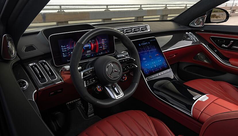 Die Anzeigen des AMG S63 erinnern an die Bildschirme der Formel 1. Auch ein Laptimer und ein virtuelles Rennstrecken-Training sind an Bord.