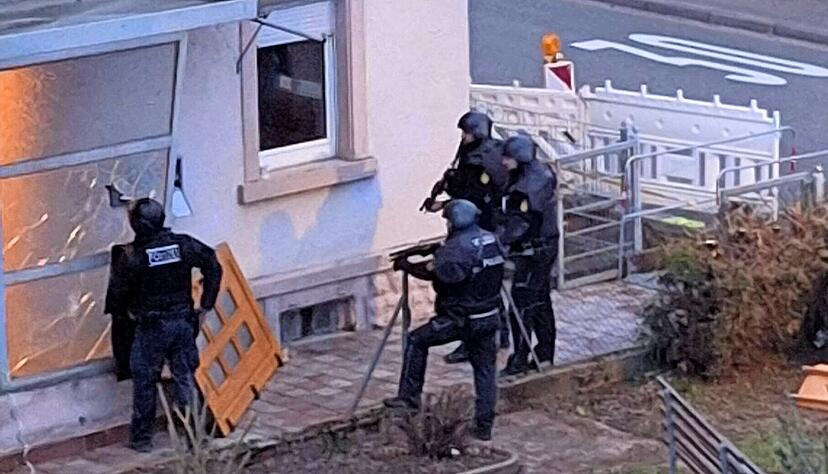 Spezialkräfte der Polizei rückten am Mittwochnachmittag vor einer Wochen in der Flüchtlingsunterkunft in der Berwanger Straße in Kirchardt an. Manche von ihnen hatten ihre Waffen im Anschlag.