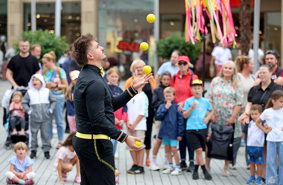 Angesagt waren 15 Ensembles: von Luft- und Bodenakrobatik, Stra&szlig;entheater, Jonglage und Tanz bis zu Musik.