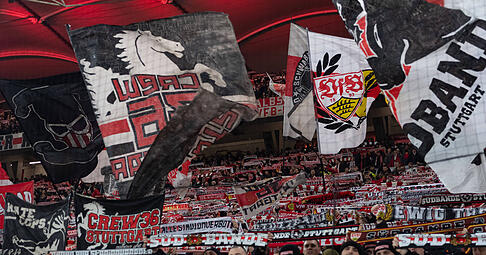 Beim Spiel des VfB Stuttgart gegen Eintracht Frankfurt herrscht nach dem Wiederanpfiff zu Halbzeit zwei Stille im Stadion.