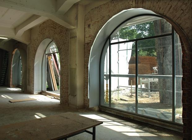 Architektur-Facetten: Die  Bogen-Fensterfront des künftigen
Science Centers nimmt Gestalt an