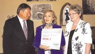 Baronin Renate von Lamezan (Mitte) freut sich &uuml;ber den Scheck, den Klaus Sattler und Gisela Lasartzyk &uuml;berreichten.Foto: Birgit Riecker