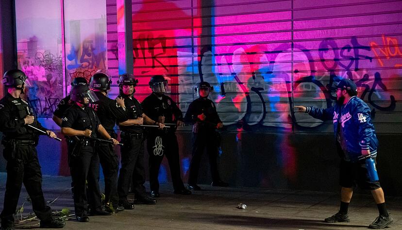 Ein Dodgers-Fan setzt sich mit der Polizei auseinander.