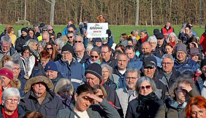 Am 8. Februar haben in Brackenheim rund 1000 Menschen für den Erhalt der Notfallpraxis demonstriert. Mehrere Kommunen klagen gegen die Schließung.
Foto: Archiv/seidel Am 8. Februar haben in Brackenheim rund 1000 Menschen für den Erhalt der Notfallpraxis demonstriert. Mehrere Kommunen klagen gegen die Schließung.
Foto: Archiv/seidel