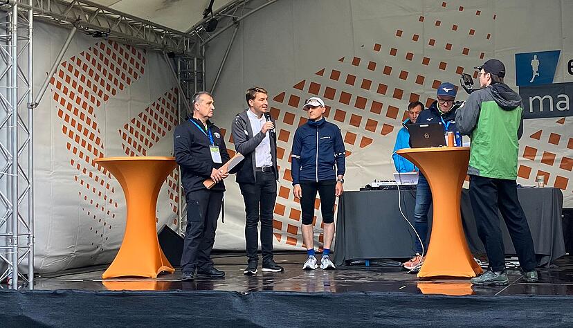 Klaus Geißdörfer, Geschäftsführer EBM-Papst (Mitte) schickt die Läufer des Marathons um 8.30 Uhr gemeinsam mit Ralf Hartmann (links, TSV Niedernhall) und Bürgermeister Achim Beck (Zweiter von links) auf die Strecke. Klaus Geißdörfer, Geschäftsführer EBM-Papst (Mitte) schickt die Läufer des Marathons um 8.30 Uhr gemeinsam mit Ralf Hartmann (links, TSV Niedernhall) und Bürgermeister Achim Beck (Zweiter von links) auf die Strecke.
