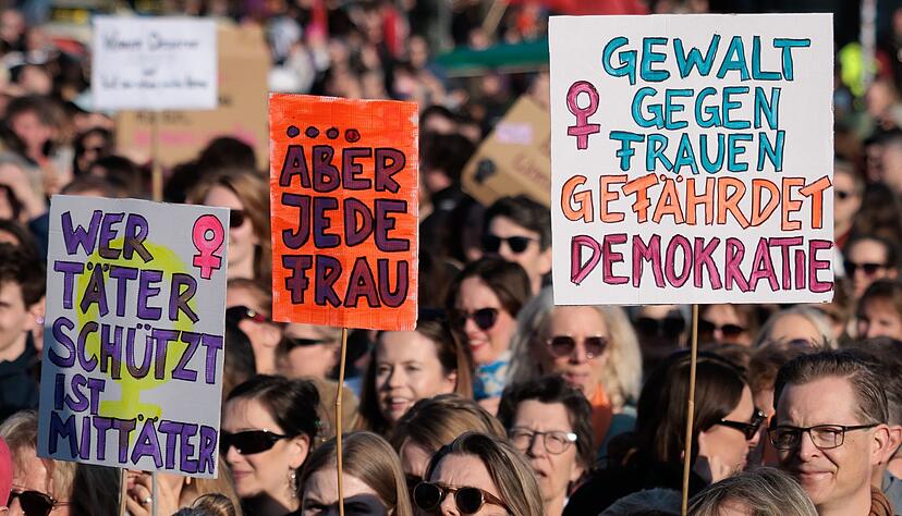 Die Polizei sprach von 6700 Teilnehmerinnen und Teilnehmern, die Veranstalter von 13.000 Menschen.