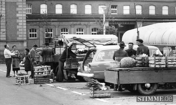 Händler aus der Stadt und dem Umland kommen zum Verkauf von Obst und Gemüse auf den Wollhausplatz. Im Hintergrund das alte Heilbronner Stadtbad. Händler aus der Stadt und dem Umland kommen zum Verkauf von Obst und Gemüse auf den Wollhausplatz. Im Hintergrund das alte Heilbronner Stadtbad.