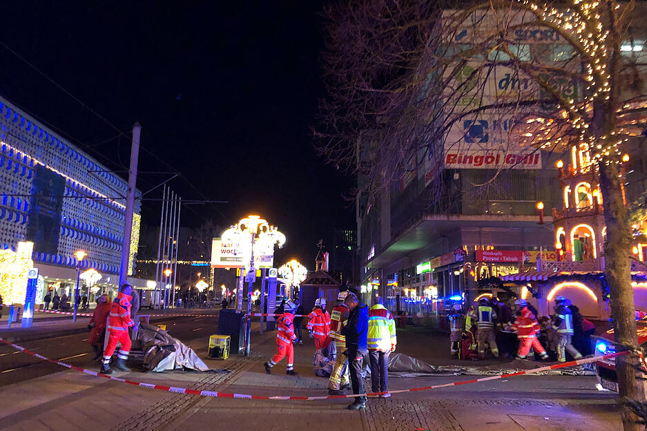 Laut der Stadt Magdeburg sind nach dem Anschlag mehr 100 Feuerwehrkräfte und 50 Rettungskräfte im Einsatz nachdem ein Auto in eine Menschenmenge auf dem Weihnachtsmarkt gefahren ist. Laut der Stadt Magdeburg sind nach dem Anschlag mehr 100 Feuerwehrkräfte und 50 Rettungskräfte im Einsatz nachdem ein Auto in eine Menschenmenge auf dem Weihnachtsmarkt gefahren ist.