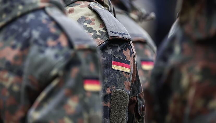 Junge Leute bekommen bald Post von der Bundeswehr. (Archivbild) Junge Leute bekommen bald Post von der Bundeswehr. (Archivbild)