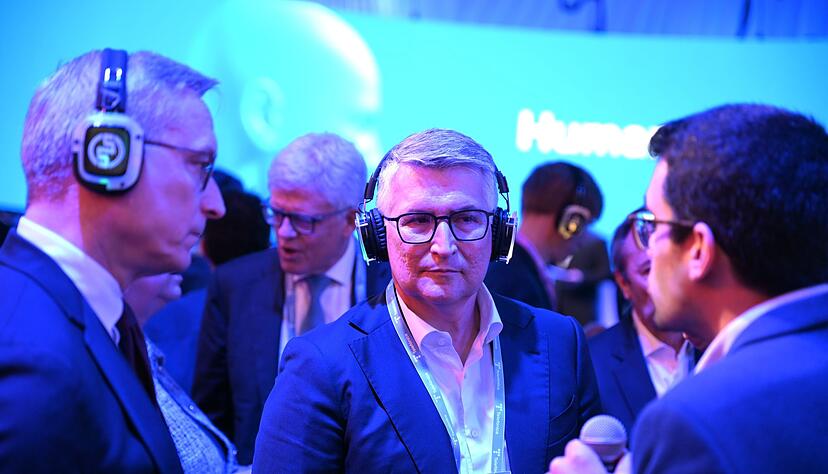 O2-Chef Santiago Argelich Hesse (Mitte) bei einer Vorf&uuml;hrung beim MWC an der Seite von Bundesdigitalminister Karsten Wildberger (links).