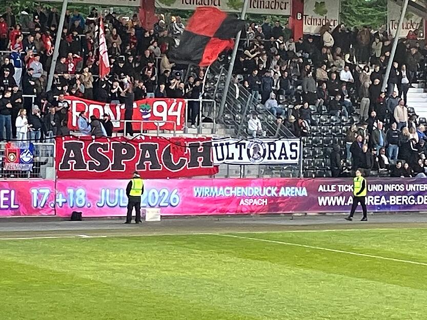 Nat&uuml;rlich ist das Banner der Heilbronner VfR-Ultras auch Thema im Freiberger Block. Einige Anh&auml;nger des VfR machen mit dem Transparent im Heimblock Stimmung gegen den SGV Freiberg, der seine Heimspiele k&uuml;nftig im Frankenstadion austr&auml;gt.
