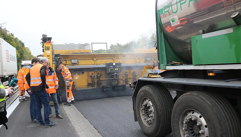 Die 220 Grad hei&szlig;e Masse flie&szlig;t auf die Autobahn.