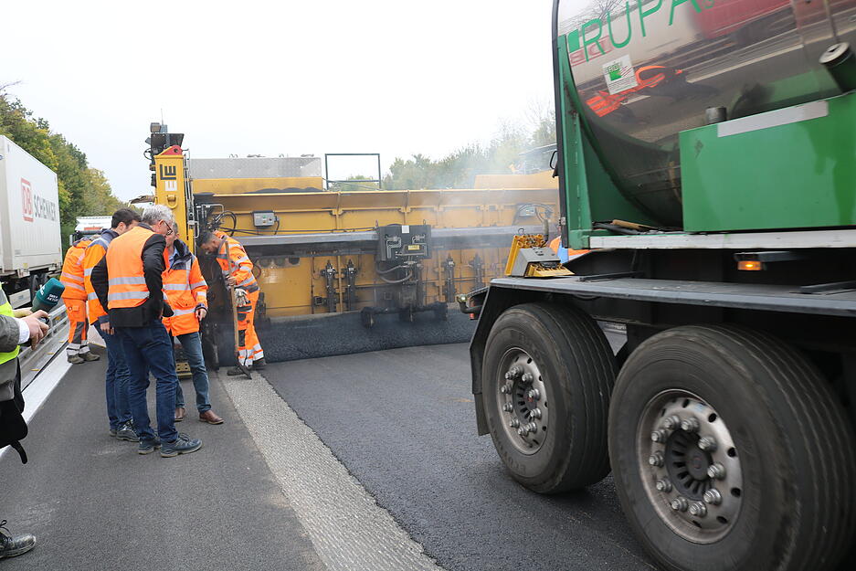 Die 220 Grad hei&szlig;e Masse flie&szlig;t auf die Autobahn.
