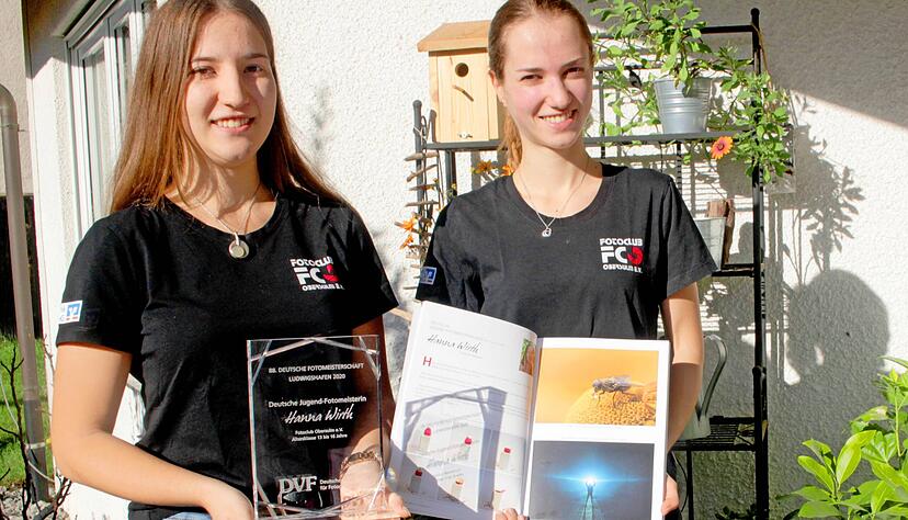 Die Deutsche Jugendfotografenmeisterin 2020, Hanna Wirth (16), und ihre ältere Schwester Rebecca (rechts) sind zwei erfolgreiche Nachwuchsfotografinnen in der Jugendgruppe des Fotoclubs Obersulm.
Foto: Gustav Döttling Die Deutsche Jugendfotografenmeisterin 2020, Hanna Wirth (16), und ihre ältere Schwester Rebecca (rechts) sind zwei erfolgreiche Nachwuchsfotografinnen in der Jugendgruppe des Fotoclubs Obersulm.
Foto: Gustav Döttling