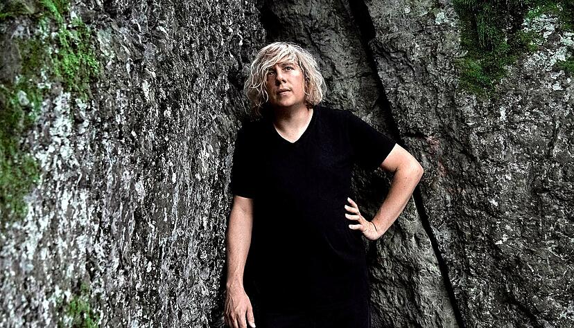 Wenn die Dunkelheit hereinbricht, macht sich Biologe und DJ Dominik Eulberg mit Interessierten zur einstündigen Fledermaus-Exkursion auf.
Foto: Natalia Luzenko