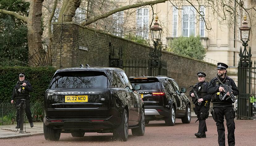Zwei schwarze Geländewagen treffen im Clarence House ein. In einem der Fahrzeuge soll Prinz Harry sitzen.