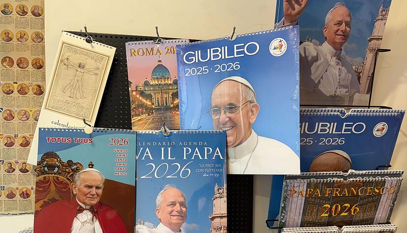 Selbst vom 2005 verstorbenen Papst Johannes Paul II. gibt es noch Kalender.