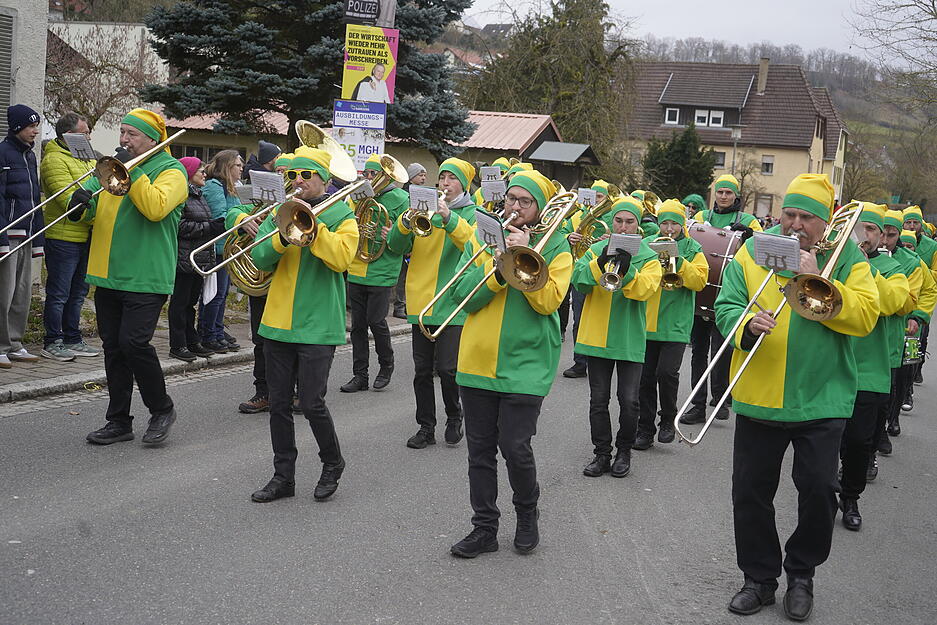 Musikkapellen begleiten den Umzug durch D&ouml;rzbach und heizen dem Publikum ein.