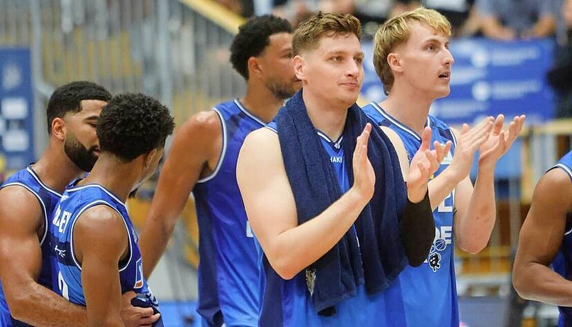 Applaus f&uuml;r die Teamleistung. Die Merlins mit Brock Gardner (vorne) gewannen beim Spitzenreiter Phoenix Hagen.
Foto: Marc Schmerbeck