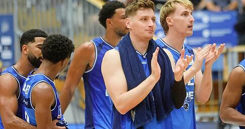 Applaus f&uuml;r die Teamleistung. Die Merlins mit Brock Gardner (vorne) gewannen beim Spitzenreiter Phoenix Hagen.
Foto: Marc Schmerbeck