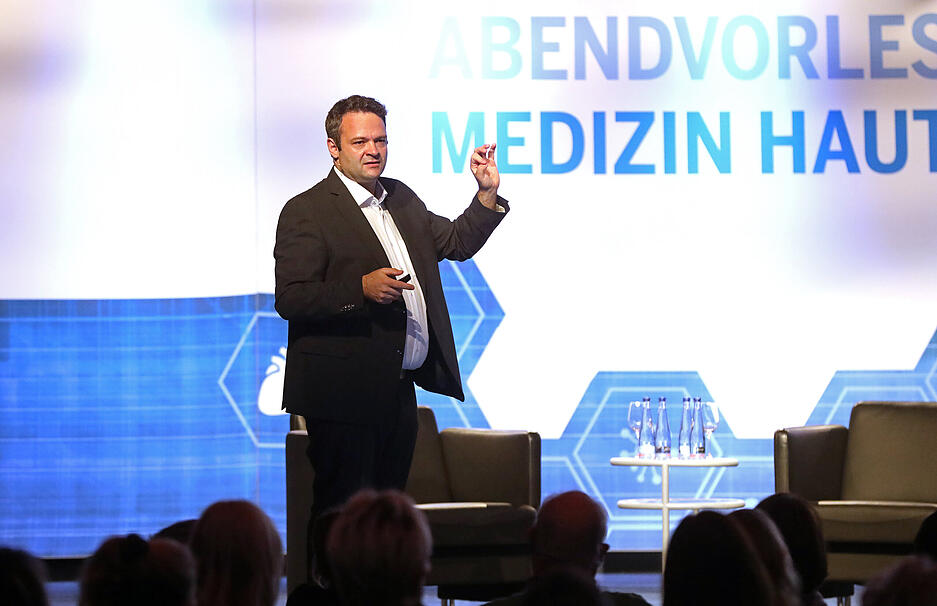 Professor Dr. med. Nikolaus de Gregorio bei seinem Vortrag.