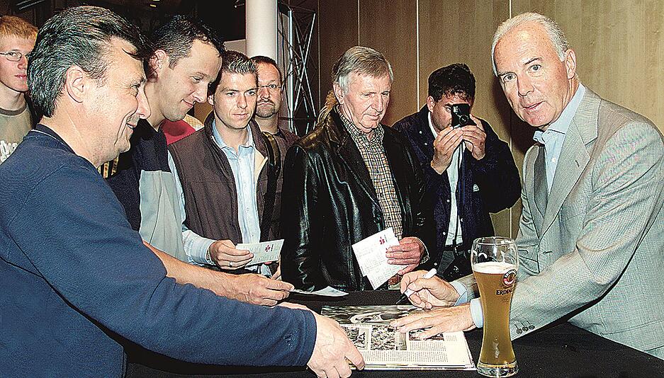 2003: Umlagert von den Hohenlohern: Franz Beckenbauer gibt beim HZ-Forum Autogramme.