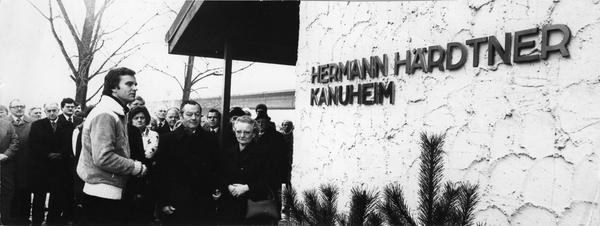 Mit der Namensgebung Hermann-Härdtner-Kanuheim ehrt die Stadt Neckarsulm 1979 den im Vorjahr verstorbenen Kanusport-Förderer und Bäckermeister. Im Beisein der Witwe Emma Härdtner, des Sportfunktionärs Alfred Finkbeiner und zahlreichen Gästen nimmt Bürgermeister Erhard Klotz die Umbenennung vor. Mit der Namensgebung Hermann-Härdtner-Kanuheim ehrt die Stadt Neckarsulm 1979 den im Vorjahr verstorbenen Kanusport-Förderer und Bäckermeister. Im Beisein der Witwe Emma Härdtner, des Sportfunktionärs Alfred Finkbeiner und zahlreichen Gästen nimmt Bürgermeister Erhard Klotz die Umbenennung vor.