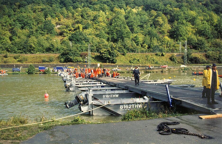 Die Schwimmbrücke misst 120 Meter. Insgesamt 24 THW-Einheiten aus fünf Bundesländern beteiligen sich an der Großübung im Juni 2025 in Haßmersheim.