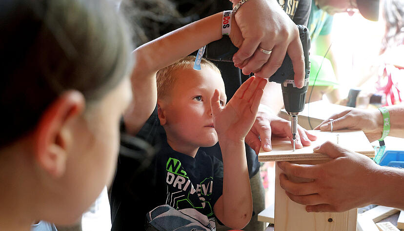 Ein Vogelhäuschen zu bauen, hatte für viele Kinder einen besonderen Reiz. Die Schlange am Stand war lang.