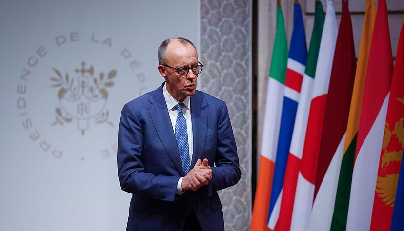 Merz hat eine militärische Beteiligung Deutschlands an der Absicherung eines möglichen Waffenstillstands in der Ukraine in Aussicht gestellt. Merz hat eine militärische Beteiligung Deutschlands an der Absicherung eines möglichen Waffenstillstands in der Ukraine in Aussicht gestellt.