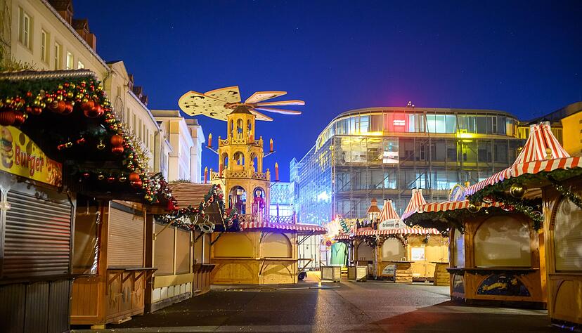 Der Magdeburger Weihnachtsmarkt wartete bis zuletzt auf die offizielle Genehmigung - nun kann es &uuml;bermorgen losgehen. (Archivbild)