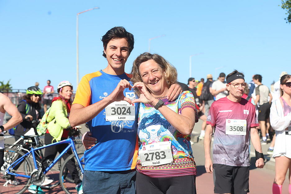 Sohn Jakob und Mutter Heidi aus Tirol starten gemeinsam am Muttertag.